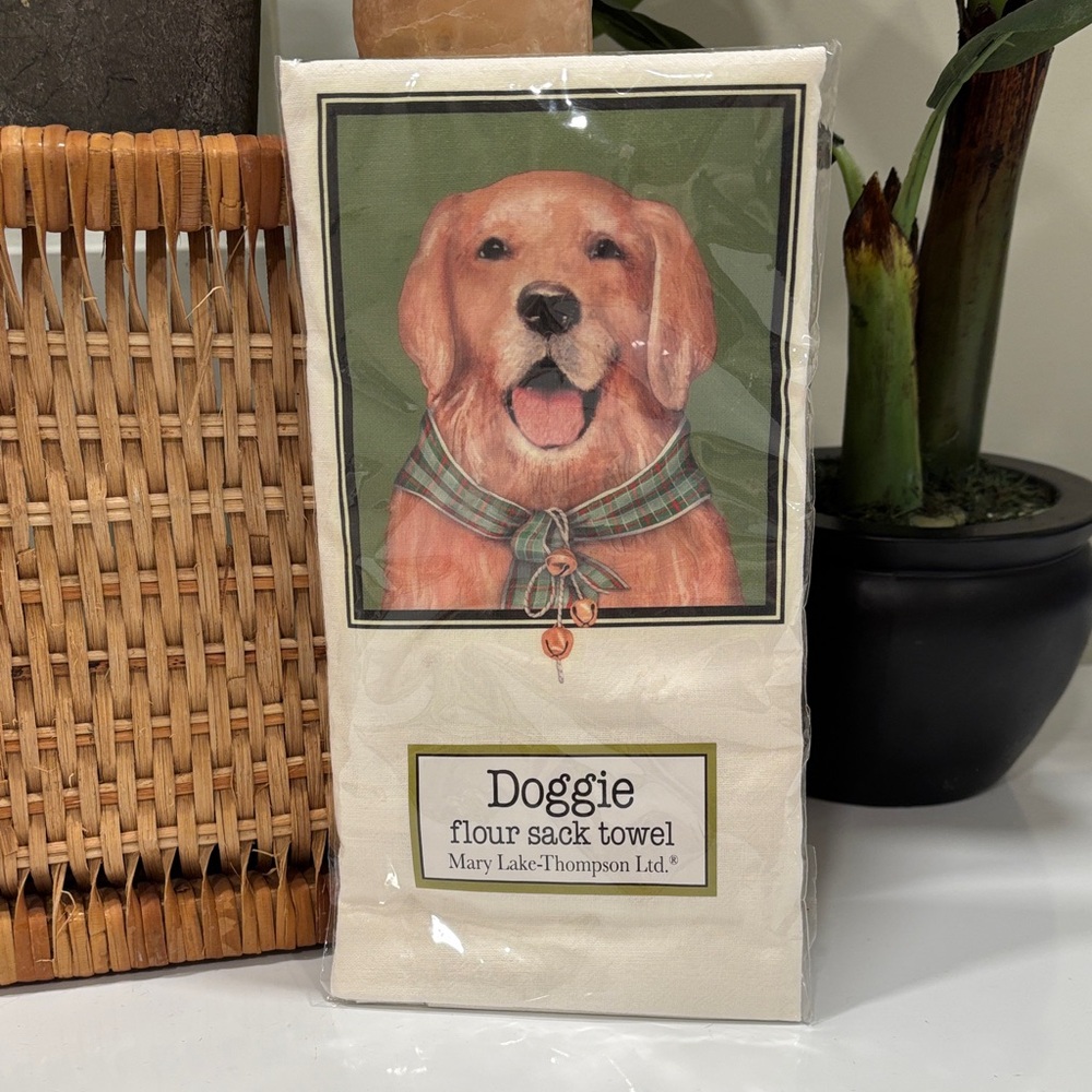 Mary Lake-Thompson Flour Sack Towel - Cream with Holiday Golden Retriever NWT